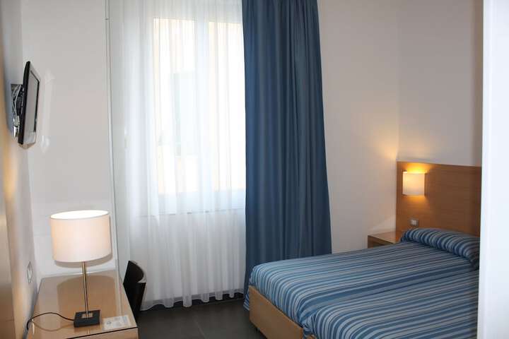 Room 4 of 37