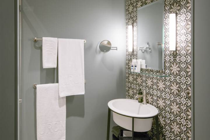Room 15 of 33
