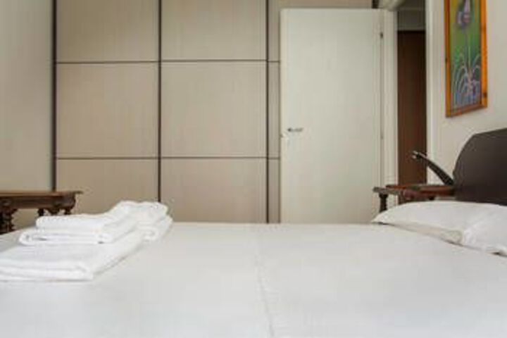Room 6 of 11