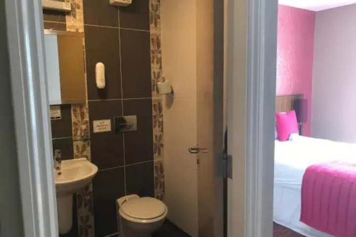 Room 7 of 16