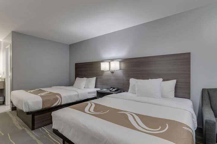 2 Queen Beds (10 of 11)