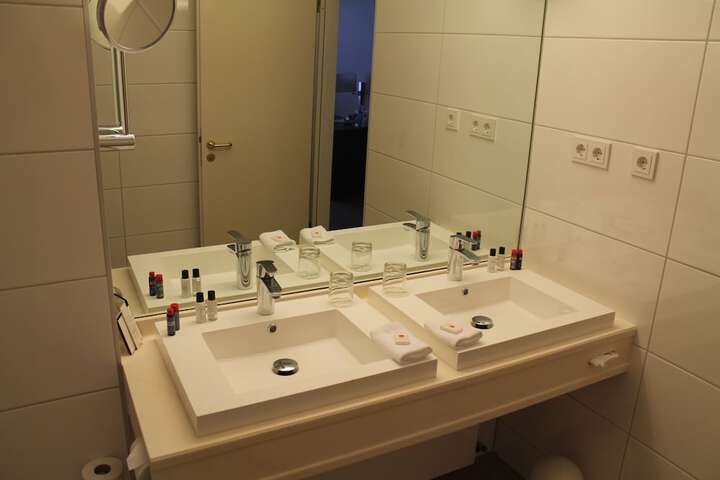 Room 26 of 46
