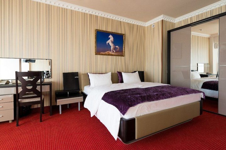 Room 11 of 28
