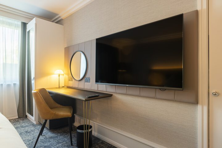Room 8 of 118