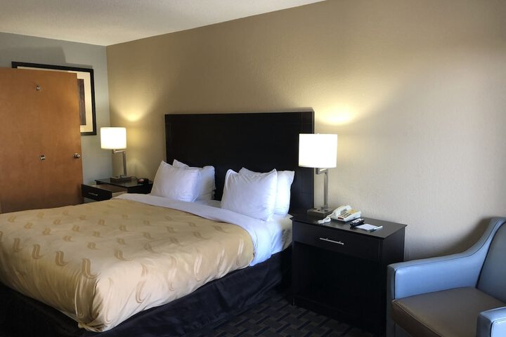 1 King Bed (4 of 15)