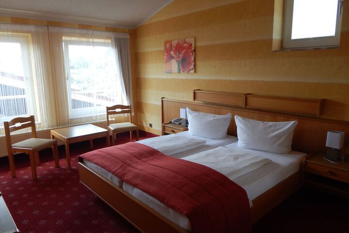 Room 4 of 18
