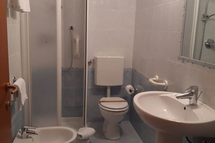 Room 15 of 27