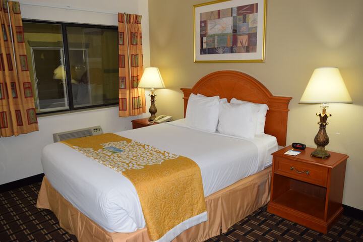 1 Queen Bed No Elevator (22 of 33)