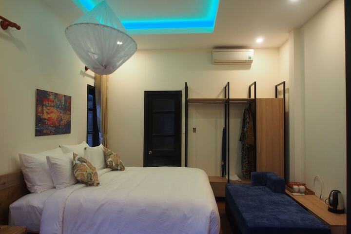 Room 8 of 100