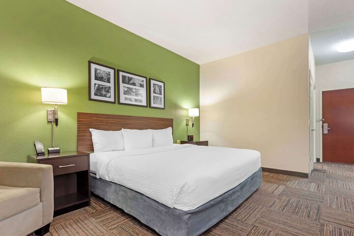 1 King Bed (3 of 12)