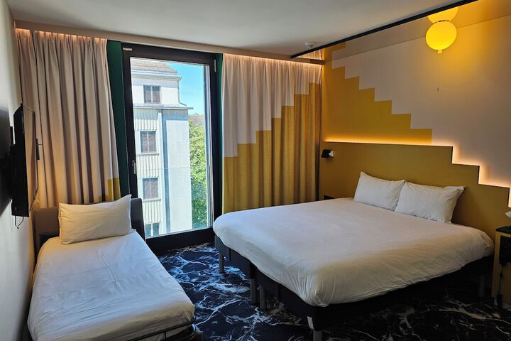 Room 28 of 87