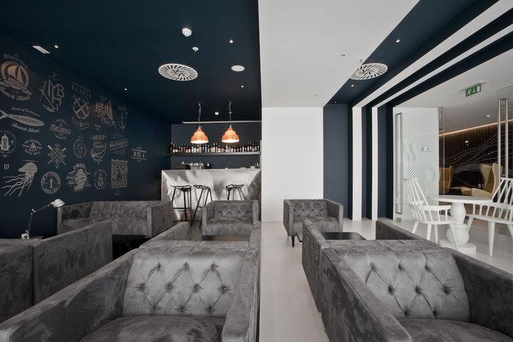 Lounge 40 of 49