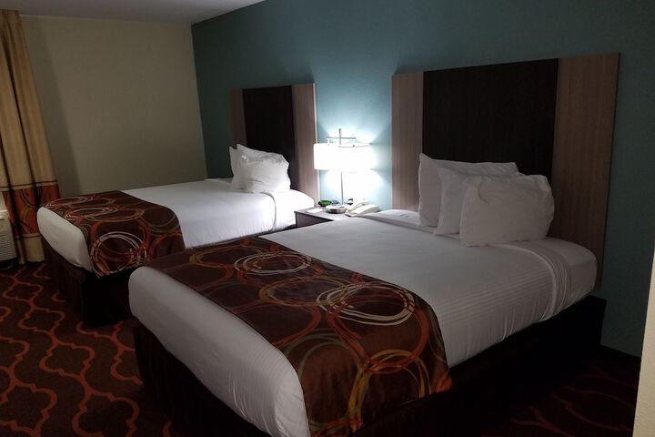 2 Queen Beds (17 of 24)