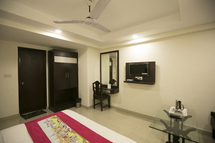 Room 6 of 13