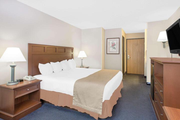 1 Queen Bed Mobility Accessible (1 of 2)