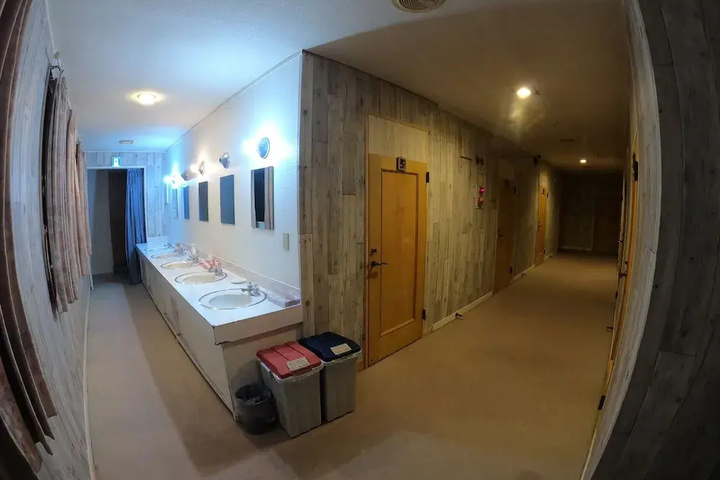 Room 8 of 10