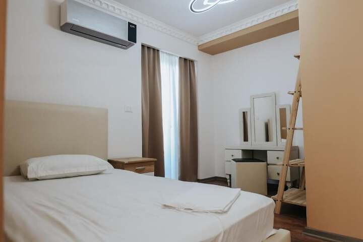 Room 33 of 86
