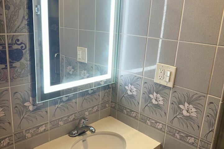 Room 5 of 8
