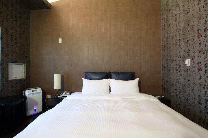 Room 13 of 33