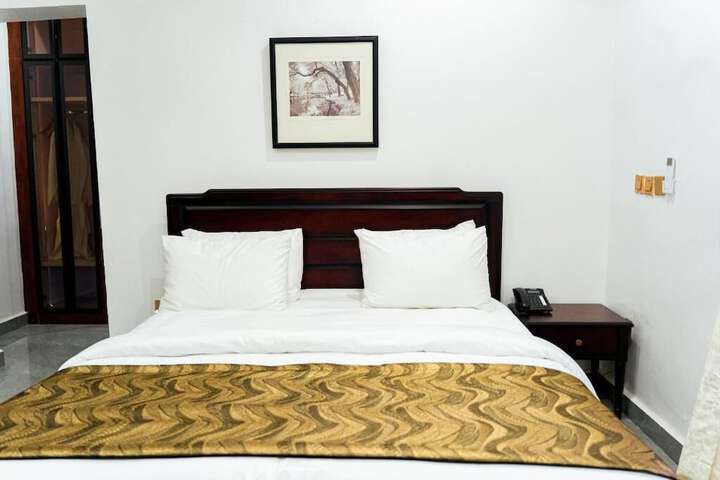 Feliza Hotel & Suites
