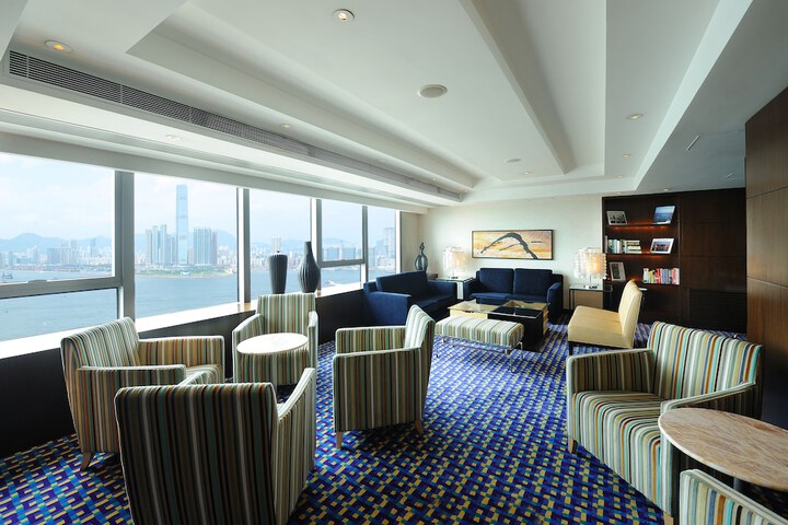 Lounge 36 of 38