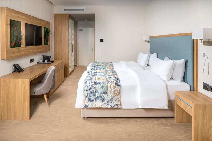 Room 4 of 28