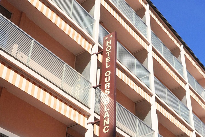 Ours Blanc - Place Victor Hugo in Toulouse