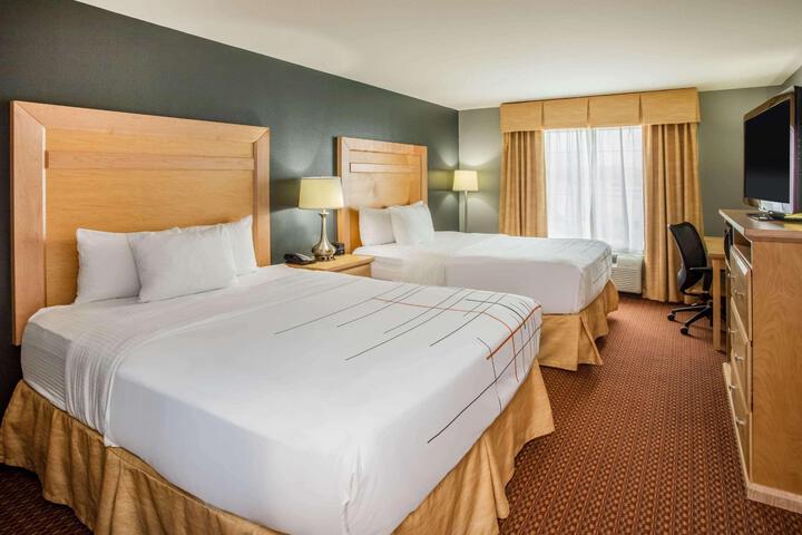 1 Queen Bed (13 of 17)
