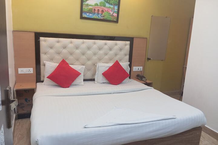 Room 8 of 33
