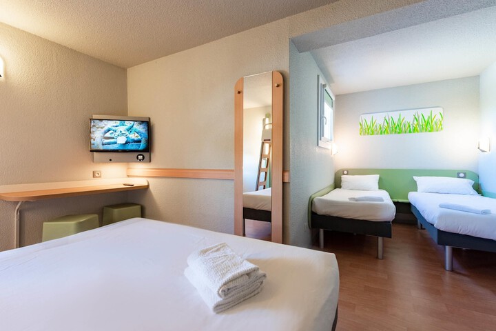 Room 6 of 32
