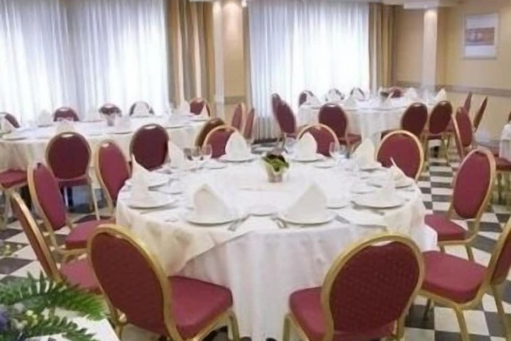 Ballroom/Hall 26 of 31