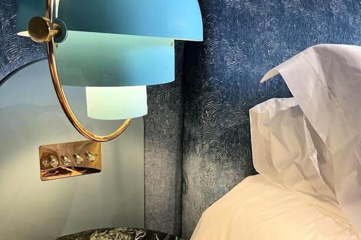 Room 7 of 99