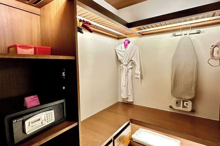 Room 15 of 158