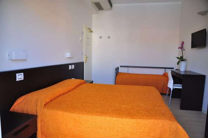 Room 10 of 28