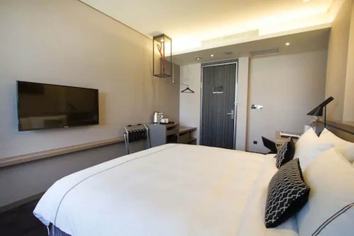 Room 10 of 32