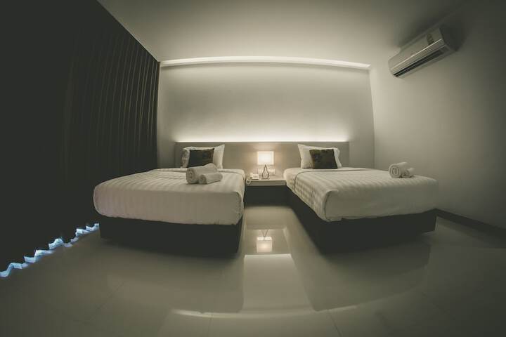 Room 9 of 32