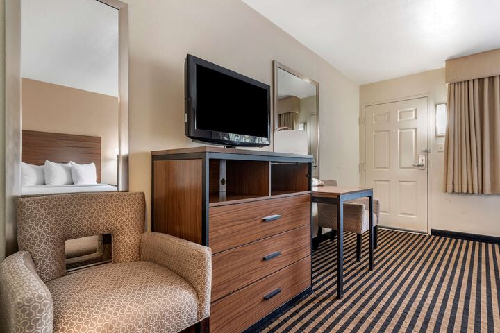 2 Double Beds Microwave and Refrigerator WiFi Full Breakfast (12 of 13)