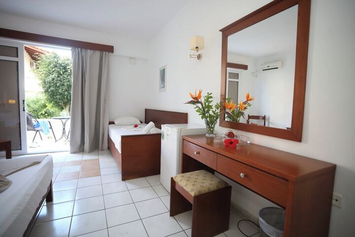 Room 2 of 83