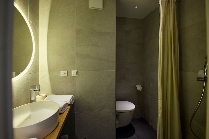 Room 16 of 42