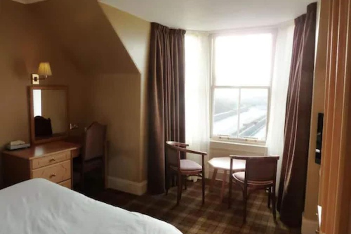 Room 6 of 40