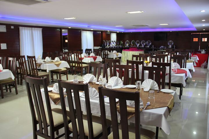Dining 32 of 44