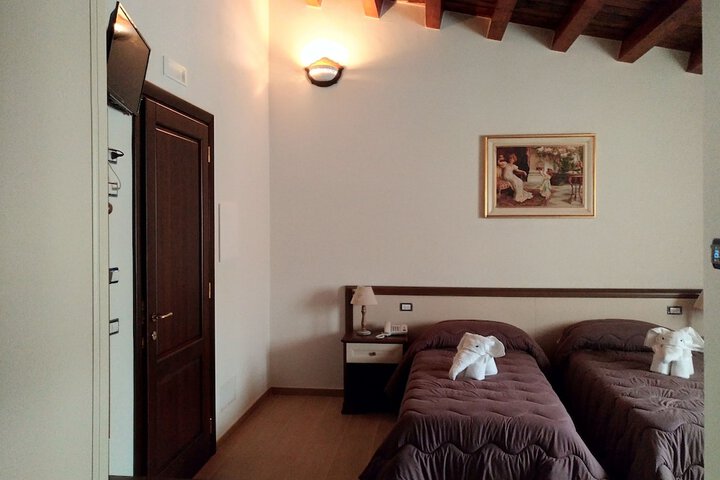 Room 9 of 97