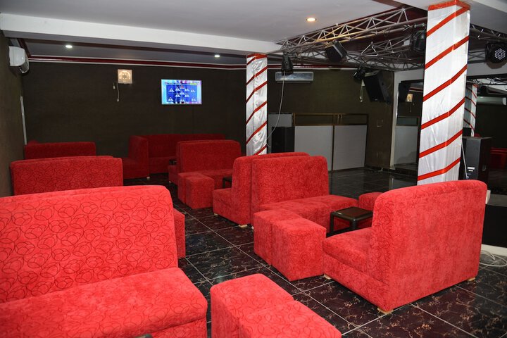 Lounge 34 of 39