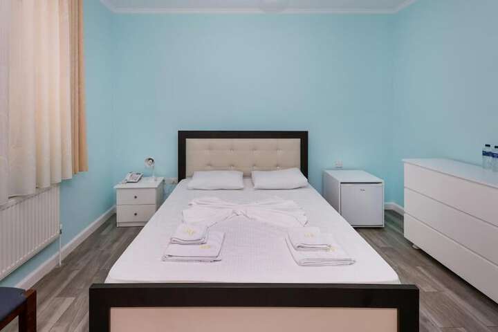 Room 8 of 122