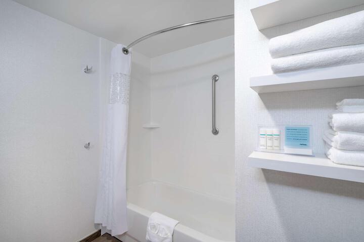 1 Queen Mobility Accessible with Tub (6 of 7)