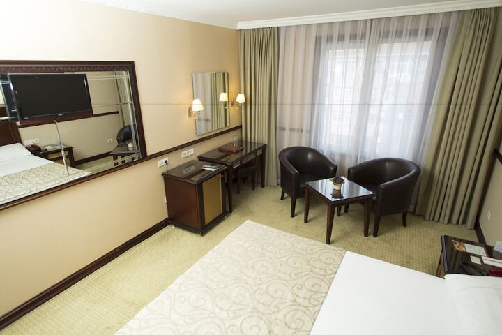 Room 28 of 114