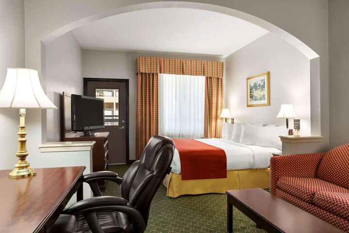 1 King Bed (6 of 9)
