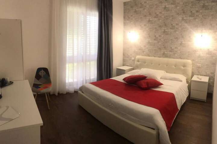 Room 33 of 196