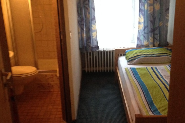 Room 4 of 32