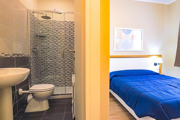 Room 2 of 33